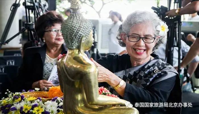 泰国的泼水节有别于云南的泼水节,泰国曼谷国际泼水节