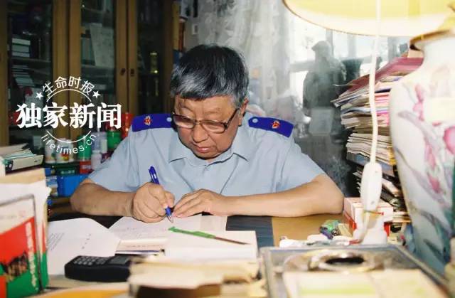 阎老走了，也许你熟悉舞台上的他，却未必了解生活中另一个他