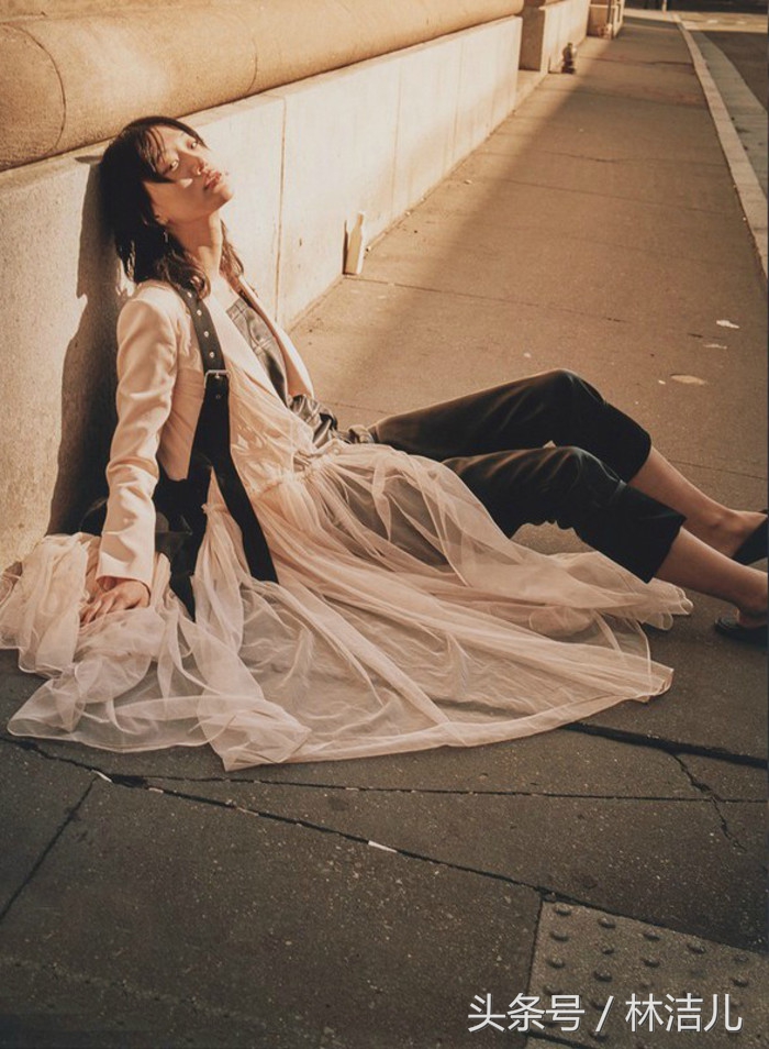 裙子和裤子哪个更时髦,今年流行穿裙子裤子超级时髦