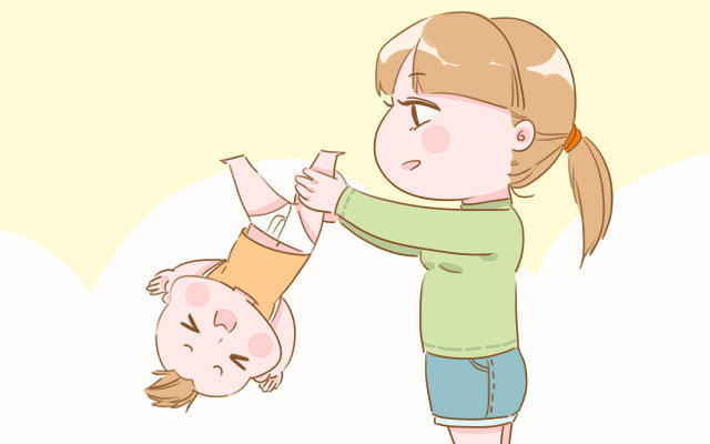 换纸尿裤怕宝宝着凉怎么办,婴儿换纸尿裤伤害脊椎正确方法