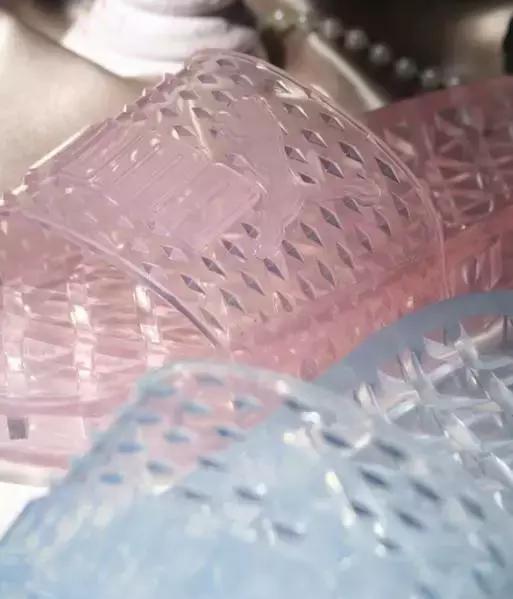 国外“天后”代言的潮鞋，怎么感觉就是街边常见的塑料拖鞋呢