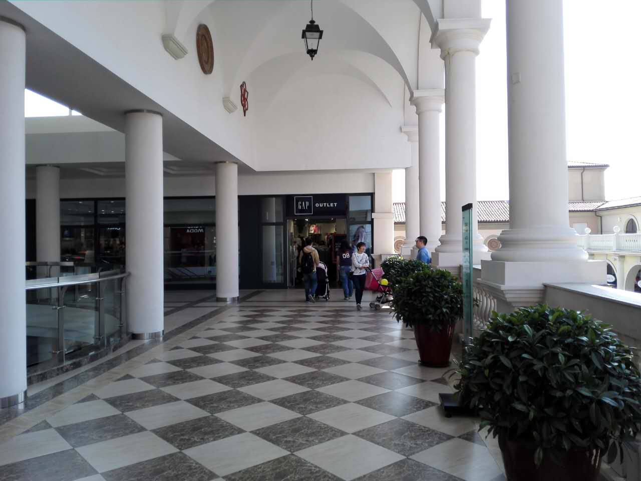 你还在找人名品代购？out了，隐藏在浦东乡村中的购物天堂