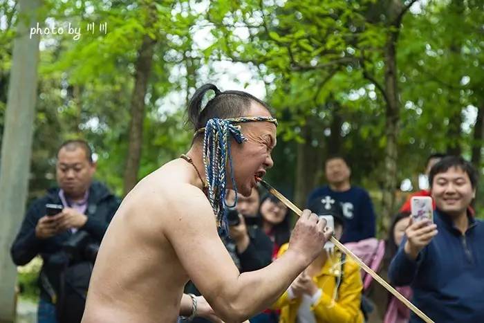 世界上最大的坑是什么,世界上最深的坑是什么坑
