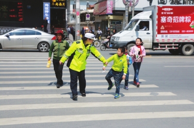 小孩乱穿马路被撞了怎么处理,学生乱穿马路视频