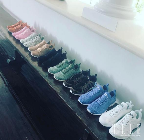 你爱在朋友圈晒包包和自拍，原来女明星也爱干这个，还更牛！