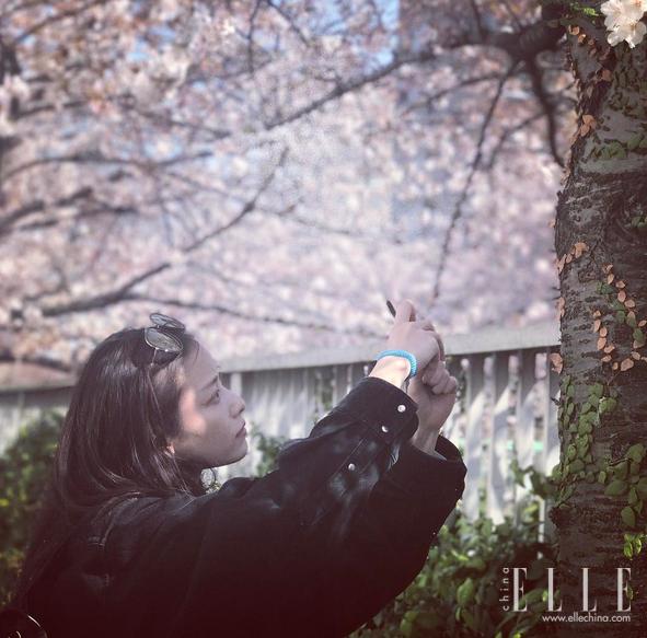 你爱在朋友圈晒包包和自拍，原来女明星也爱干这个，还更牛！