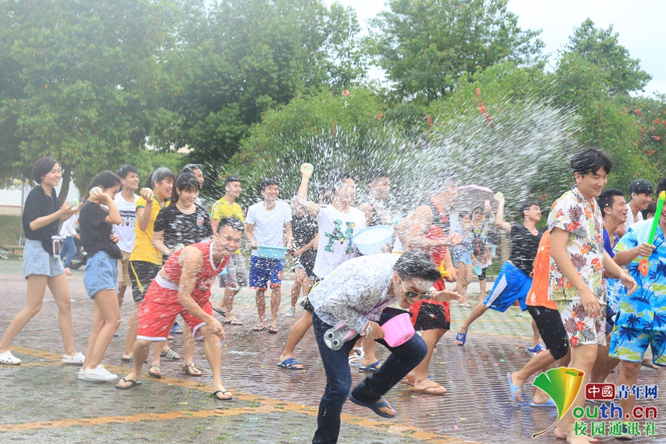 山大泰国留学生泼水节,沉浸式体验泰国的泼水节