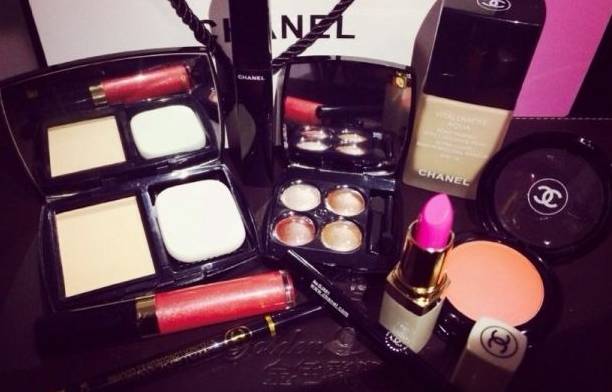 网售“高档化妆品”竟是在马桶边造的！这些网购便宜货，你还敢用吗？