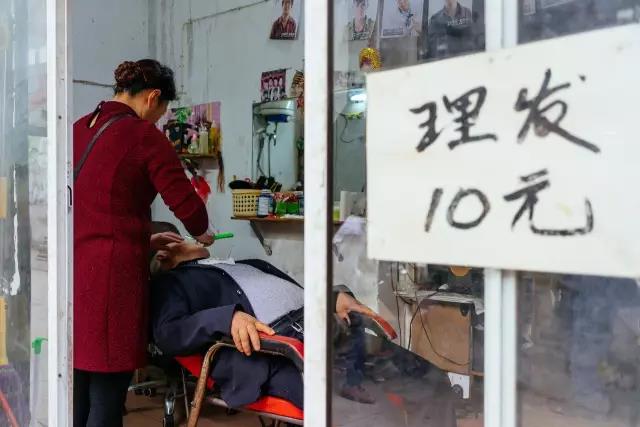 4万人住在距离光谷2公里外的小何西村，却从未对它说一声谢谢