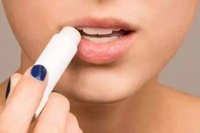 怎样淡化唇纹效果最好的方法,减少唇纹的有效方法