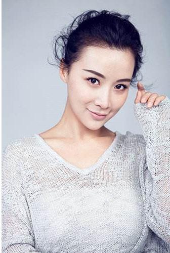 杨幂佟丽娅都给她做过配，但好像自从她整容消息传出后就少出现了