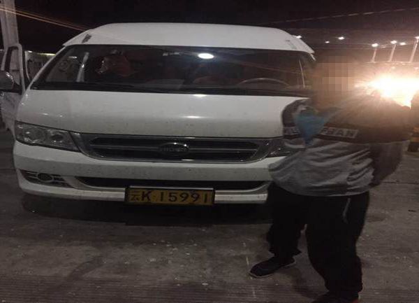 思小大队在“三非”专项整治行动中连续查获两辆非法营运机动车