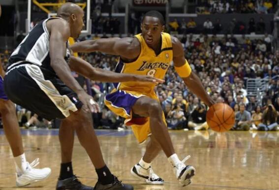 科比为什么没有新的球鞋系列,科比真正意义上的第一双耐克