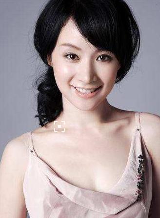 杨幂佟丽娅都给她做过配，但好像自从她整容消息传出后就少出现了