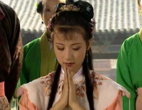 杨幂佟丽娅都给她做过配，但好像自从她整容消息传出后就少出现了