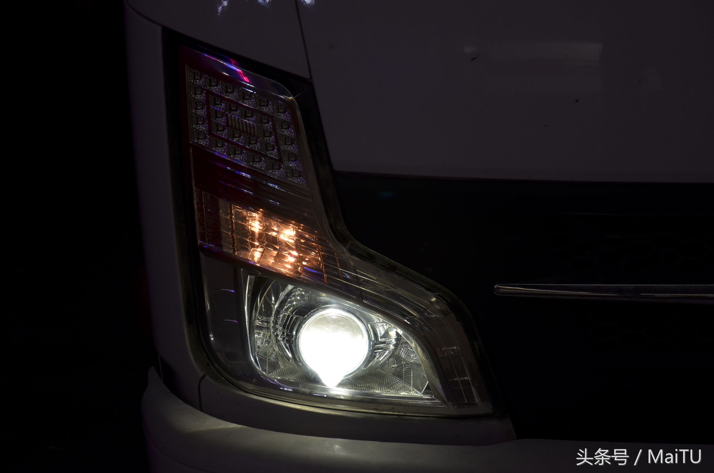 很多老司机都说货车的灯光会害死人，那是他们因为没有按套路来搞