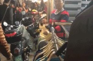 大妈一看就是老手，只是这次栽了！