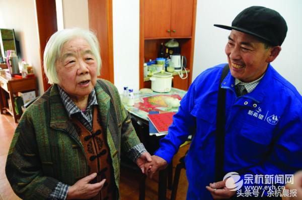 余杭的他每天后半夜跑200多户人家89岁浙大老教授为他点赞