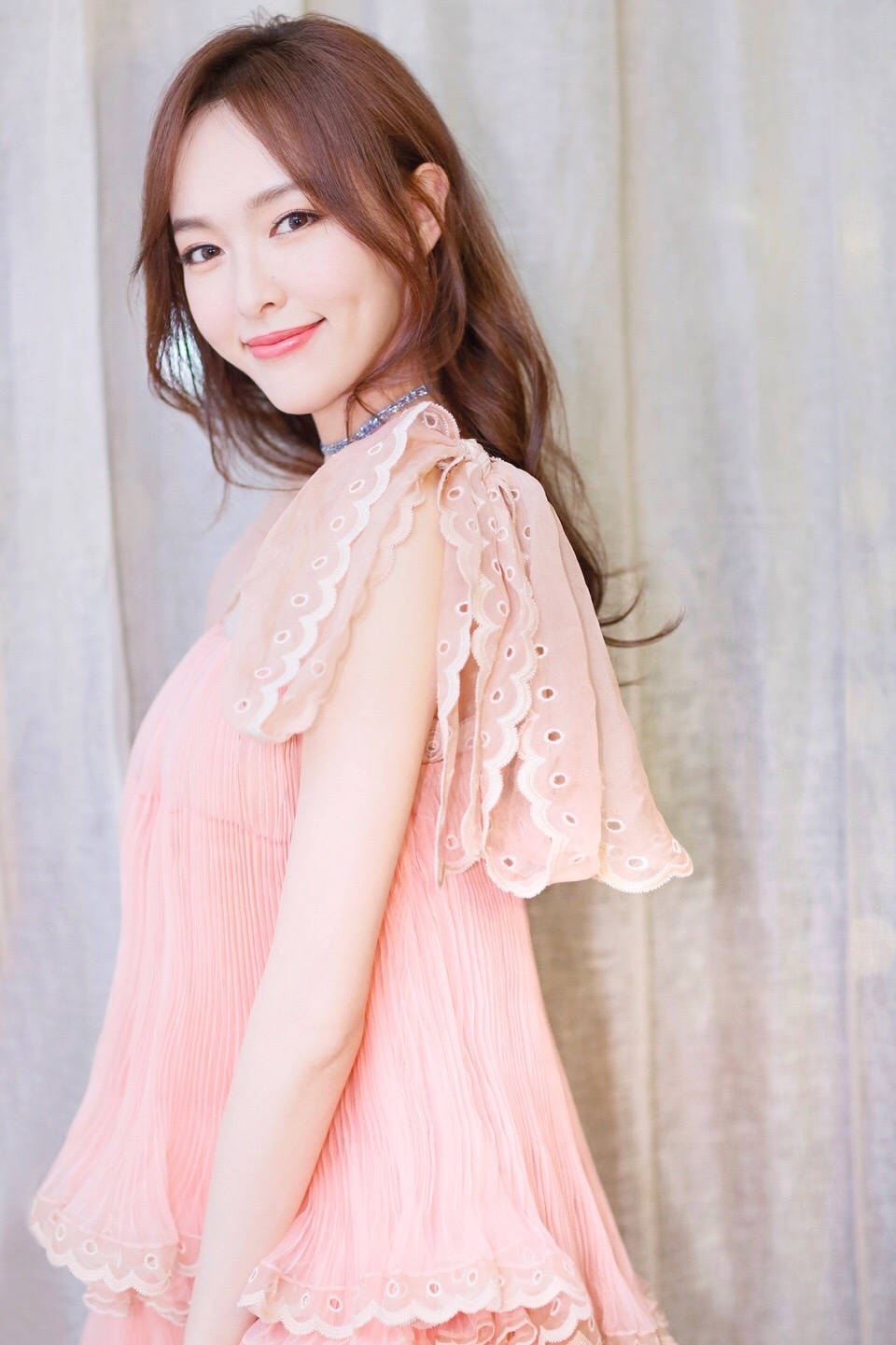 唐嫣红色百褶连衣裙温柔知性,唐嫣同款chloe裙