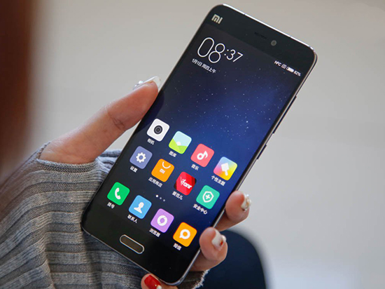 女生想换手机然而穷3000以内就心痛到不行，本来想买个oppor9s的然而被米6的颜打动了