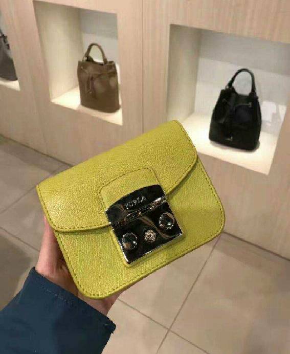 时髦又轻盈特别合适夏天的包包,告别土气包包