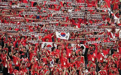 韩国球迷赛前讽国足：踢得烂，球迷丑！赛后又骂韩国队：丢人！