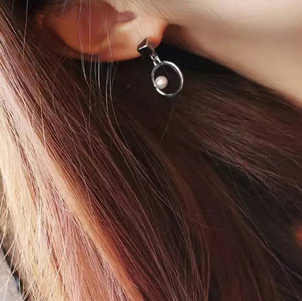 休闲衣服配什么耳钉好看,樱桃耳钉合适搭配什么上衣