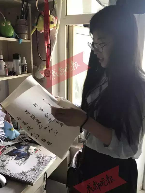 22岁女大学生街头擦皮鞋、每月生活费不过百元，只为做这件事