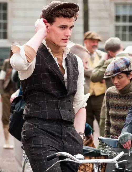 你怎么穿得像格利高里·派克？因为要参加复古骑行派对啊！