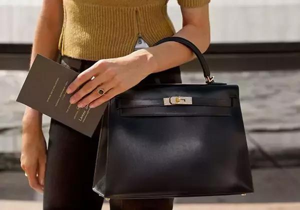 旅行如何搭配两个包包呢,夏季旅游包包搭配技巧