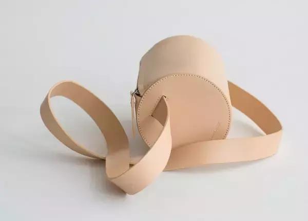 旅行如何搭配两个包包呢,夏季旅游包包搭配技巧