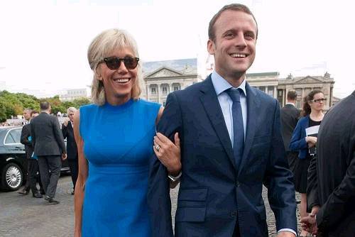 男的比女的小24岁，可依然在一起