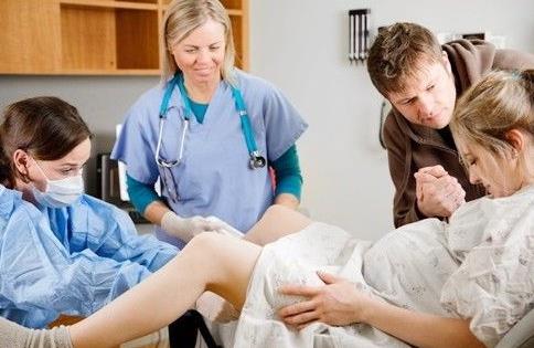 孕妇家属坚持不让剖腹导致胎死腹中，这个责任应该是医院背么？