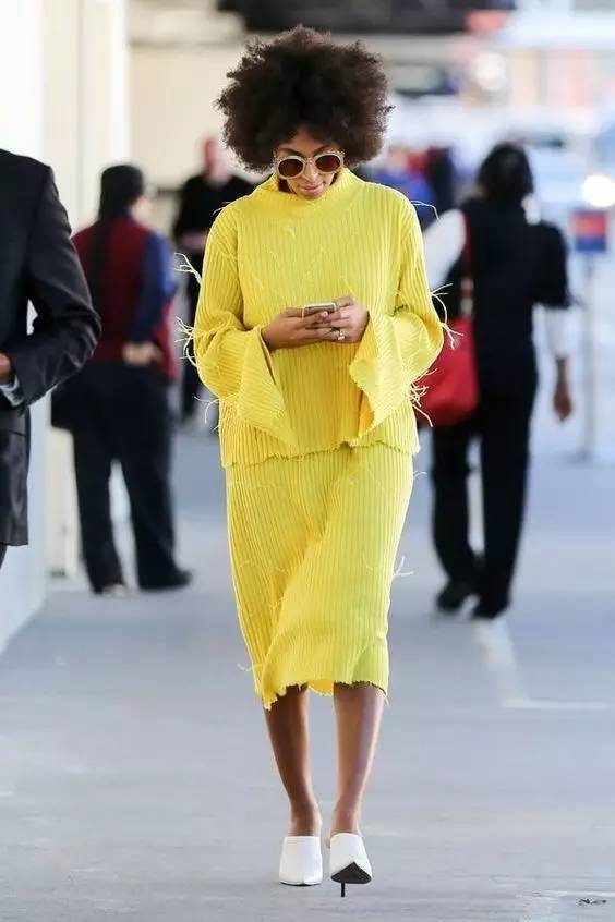 樱草黄色明亮显白又高级,樱草黄如何配色