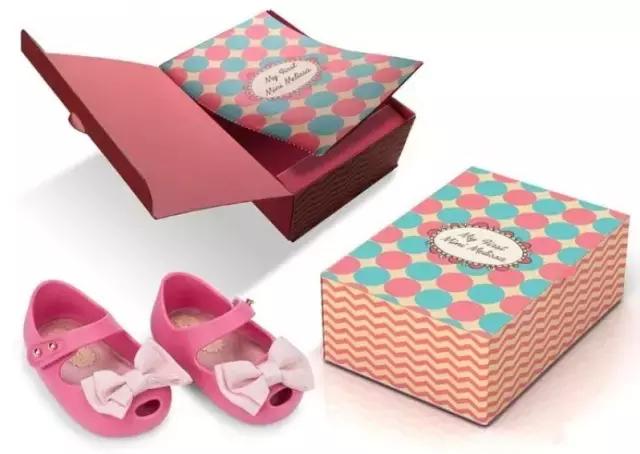 小时候我嫌这双鞋low，全身塑料的它现在要卖好几千块！