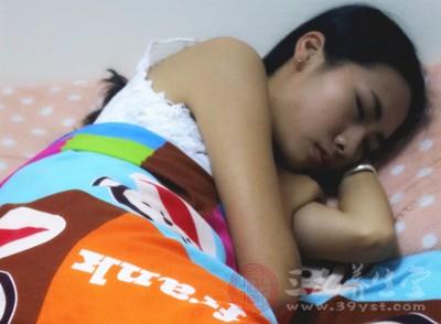 吃饭爱出汗睡觉爱出汗是什么原因,一动就出汗晚上睡觉也出汗咋回事