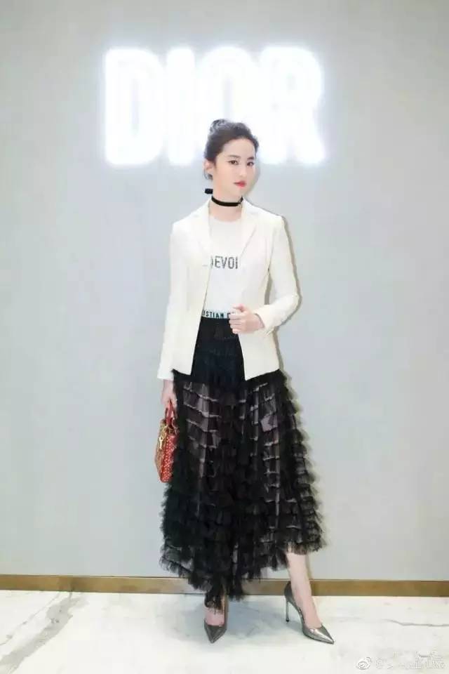 西装+T恤=时髦帅气又有女人味