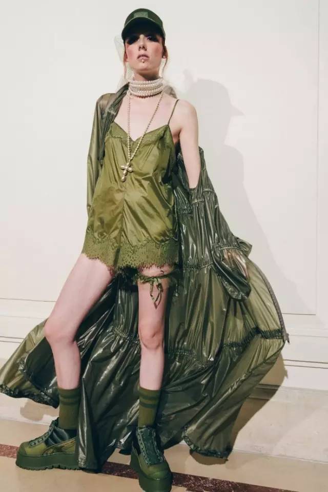 蕾哈娜新鞋,蕾哈娜的水晶鞋