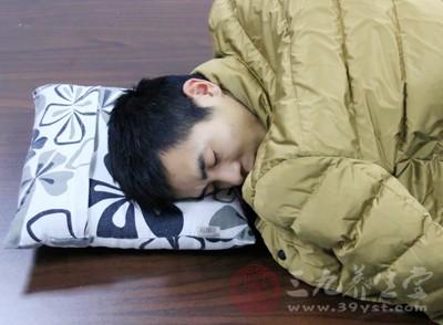 吃饭爱出汗睡觉爱出汗是什么原因,一动就出汗晚上睡觉也出汗咋回事