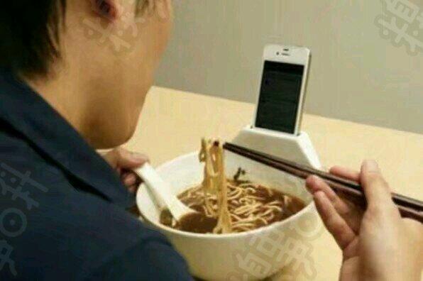 十条笑话：要是你结婚，妈不仅不堵门，不要红包，还会送新郎红包