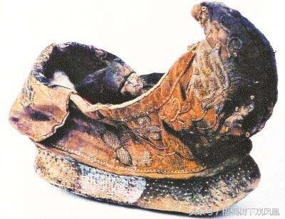 古人穿的鞋子为什么总是翘起来,为什么古人鞋尖翘起