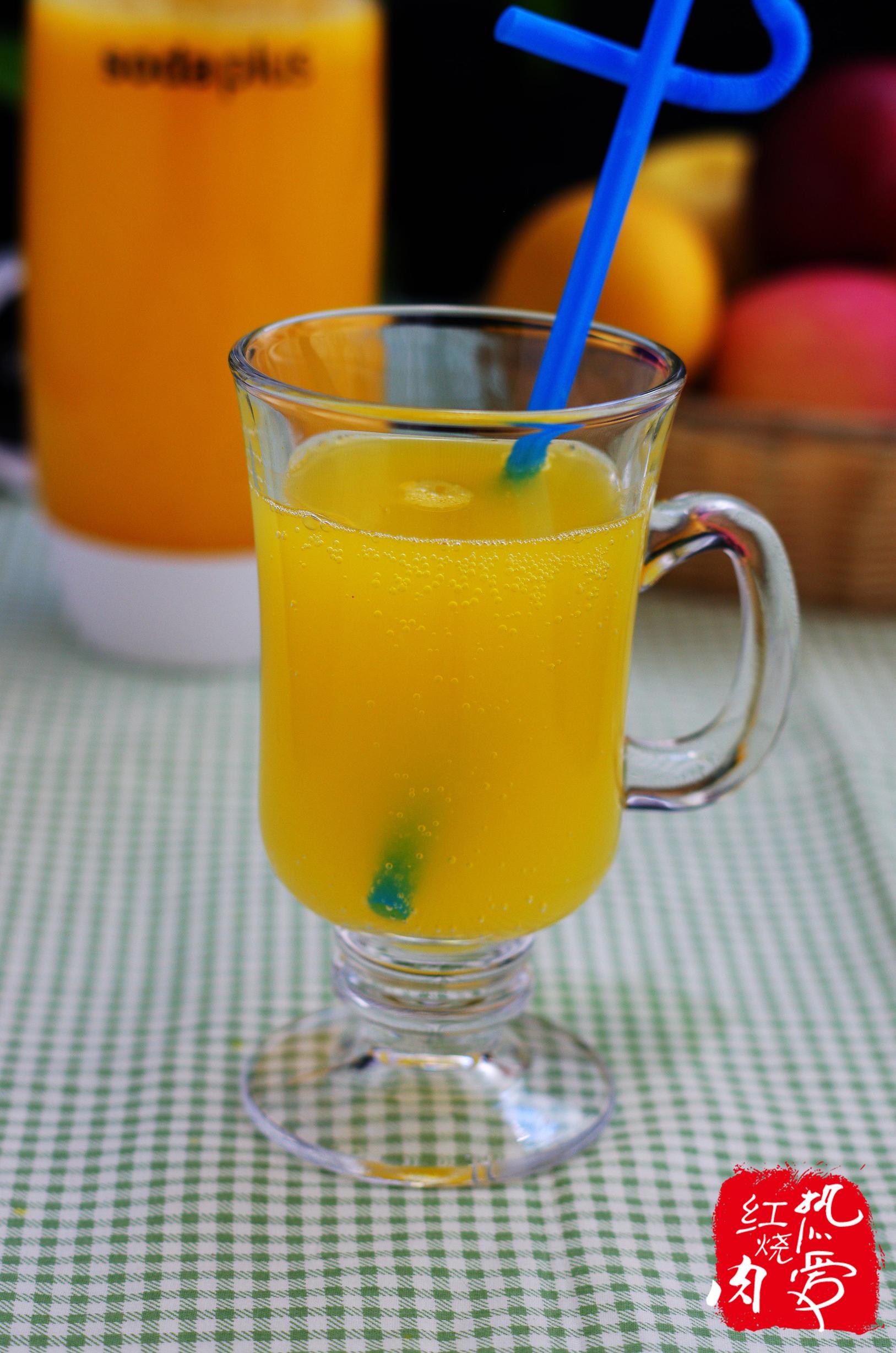 一个芒果两瓶水，就能做出比北冰洋汽水还要好喝的冰爽气泡水来！