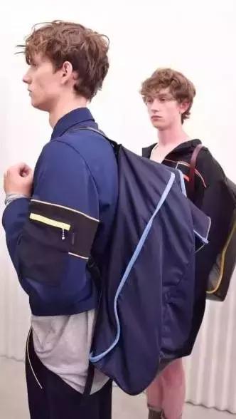 prada包包星巴克联名每家限量多少,prada女式包包价格及图片官网