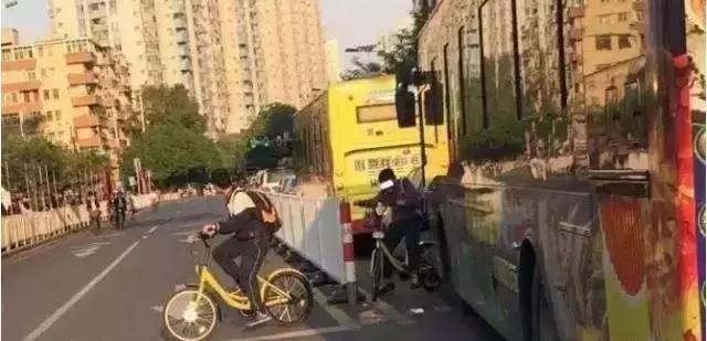 17岁男孩共享单车骑行,14岁男孩骑共享单车