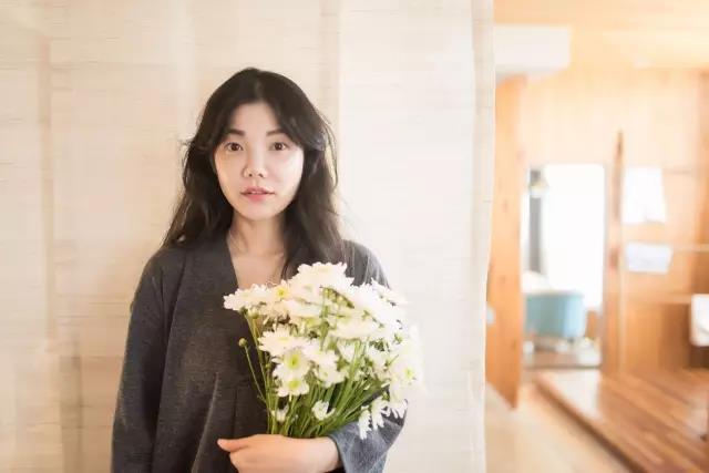 她离开城市回到故乡造了一个卖蛋糕咖啡的公益图书馆