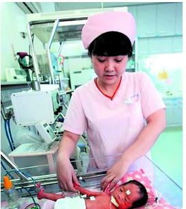 孕31周羊水早破的宝妈,三胞胎孕妇怀孕33周羊水破了