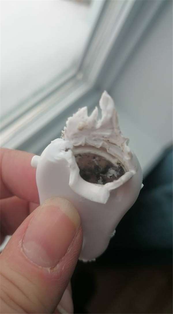 她实在搞不懂宝宝怎么会经常生病？当她撬开婴用品吸嘴后才明白