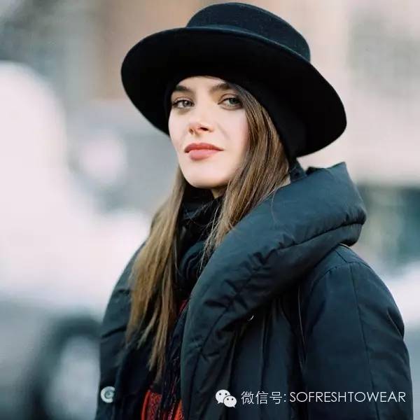 爆款羽绒服谁穿都好看,冬天穿什么颜色的羽绒服最好看