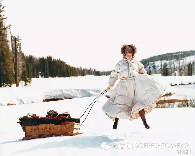 爆款羽绒服谁穿都好看,冬天穿什么颜色的羽绒服最好看