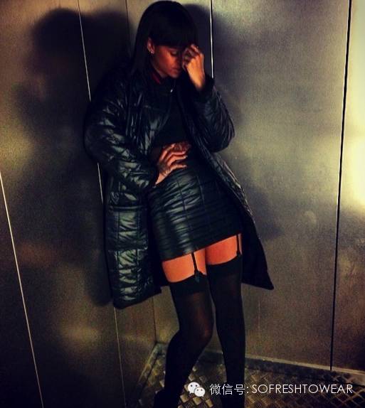 爆款羽绒服谁穿都好看,冬天穿什么颜色的羽绒服最好看